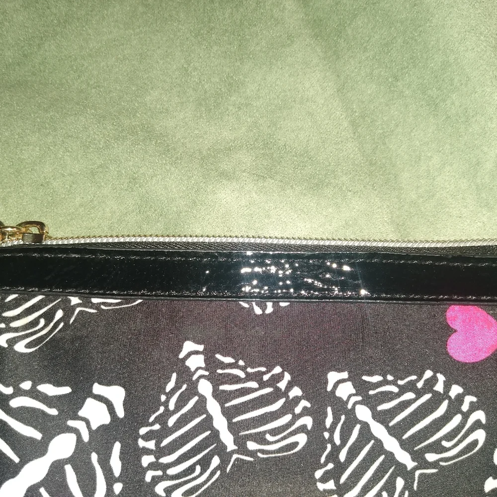 Betsey Johnson Wristlet Ribcage Heart Print EUC Black Patent Leather Trim